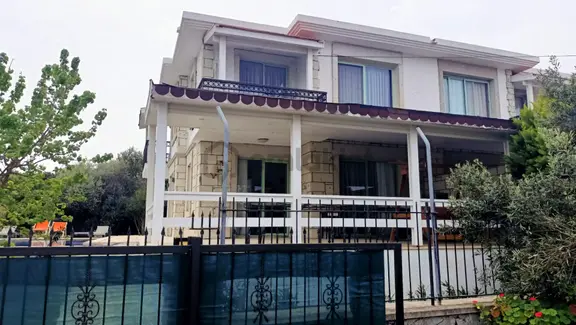 Çeşme Mamurbaba Mevkiinde Sezonluk Kiralık Mobilyalı Villa 1