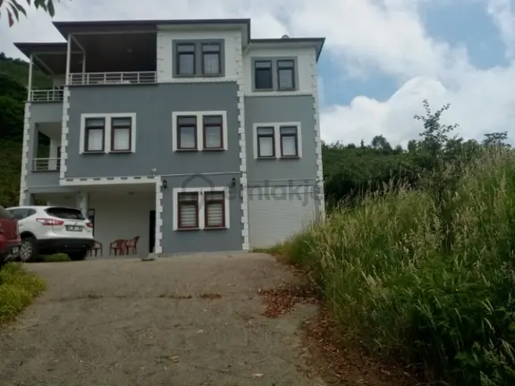 Şahinoğlu Emlaktan, Trabzon Derecik' Te, 1 Daire Fiyatına, 4,5 Dekar Fındıklık Ve 3 Katlı Villası. 2