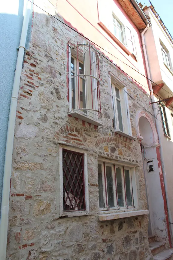 Ayvada'dan Ayvalık Merkez’de 3 Katlı Bahçeli 3+1 Taş Rum Evi 2