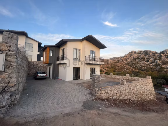 Bozburun'da Deniz Manzaralı Sıfır Tam Müstakil Villa 2