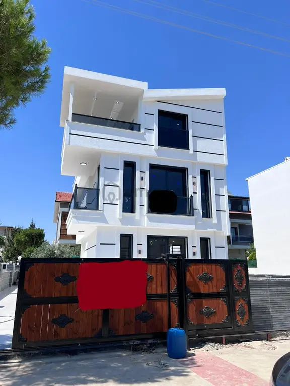 Yuvakur Emlaktan; Didim Efelerde 4+1 Havuzlu İki Ebeveyn Banyolu, Ayrı Mutfak Müstakil Villa 1