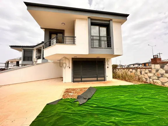 Didim Hisar Mahallesi Yuvakur Emlaktan Acil Satılık 3+1 Villa Bahçeli Havuzlu Köşe Başı 1