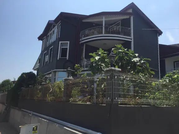 Sahibinden Merkezi Konumda 3 Katlı Tam Müstakil Havuzlu Villa 1