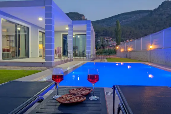Fethiye İnlice'de Jakuzili Kiralık 2+1 Havuzlu Villa 1