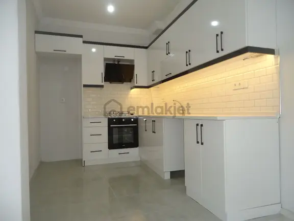 Salihli İstasyonda Namık Kemal Mah.ferah Cad. 3+1 100m2 İçi Tadilatlı Ara Kat 1