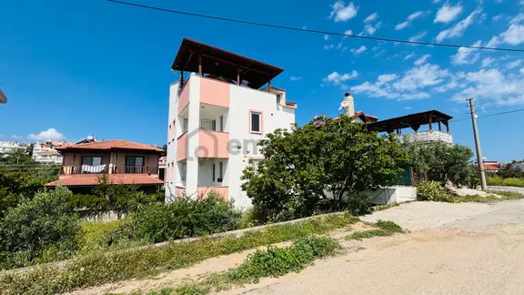 Datça Burgazda Satılık 335m² Arsa (20/40) İçinde 250 M² Bina 1