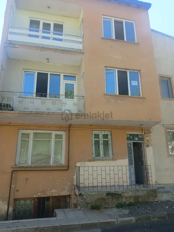 Erzurum Merkezde Satılık 3 Katlı Bahçeli Bina Kat Karşılığı/ 2