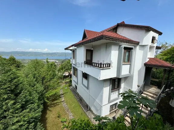 Sapanca’da Site İçinde Göl Manzarlı Satılık Müstakil Villa 2