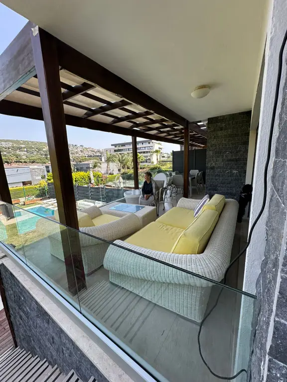 Çeşme Ardıç Paşalimanı'nda Plaja Yürüme Mesafesinde Kiralık Tripleks Villa 2