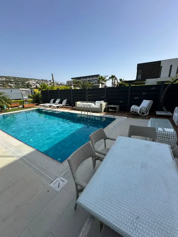 Çeşme Ardıç Paşalimanı'nda Plaja Yürüme Mesafesinde Kiralık Tripleks Villa 1