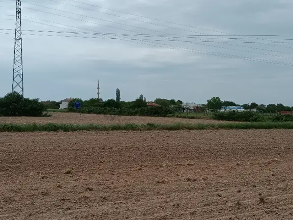 Edirköy Merkezde Yerleşim İçinde Etrafı Tel Örgü İle Çevrilmiş Satılık 278 M2 2