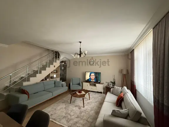 Mithat Paşa Mahallesin'de 4+1 Tripleks Satılık 1