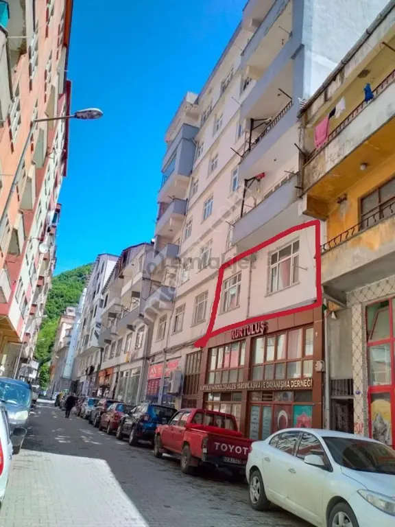 Borçka Çarşı Merkezinde 160 M² – Arkasında Müstakil Yaşam Alanı Olan 4+1 Geniş Daire. 2