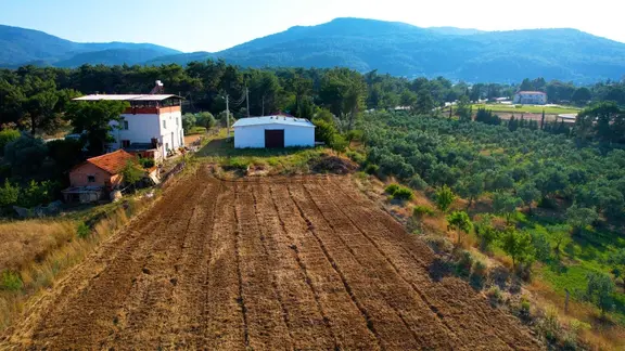 Ataköy İtfaiye Yanı,cad. Üzeri 8.305 M2 Tek Tapu 2+1 Ev’li Tarla 1
