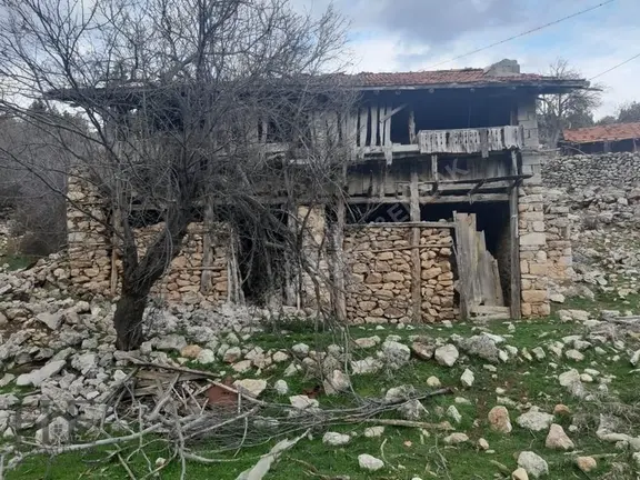 Seydikemer'de İçinde Evi Olan Satılık 750m² Arazi 1