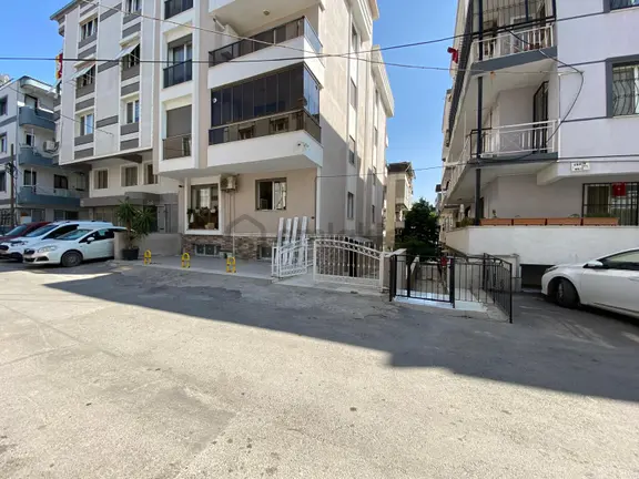 Buca İşçievleri'nde; Konak Ve Şirinyer'e Çok Yakın Kiralık Kullanışlı 2+1 Daire 2