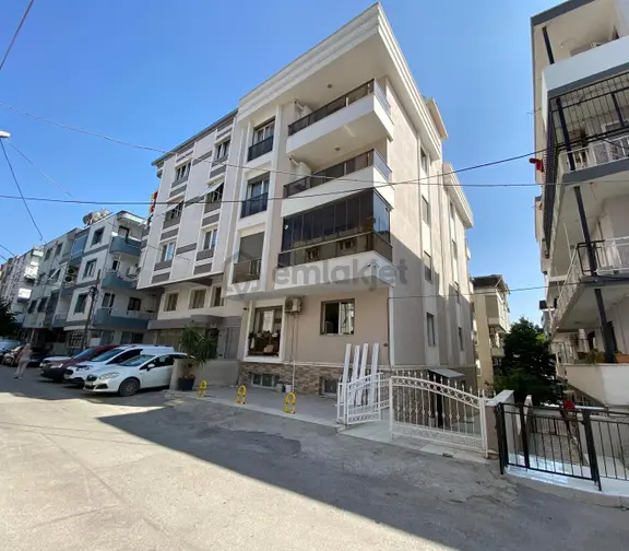 Buca İşçievleri'nde; Konak Ve Şirinyer'e Çok Yakın Kiralık Kullanışlı 2+1 Daire 1