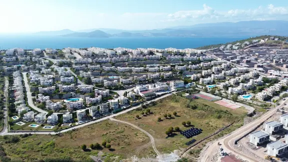 Adabükü Fcc'de Özel Plajlı, Havuzlu Sitede 2+1 Satılık Daire 2