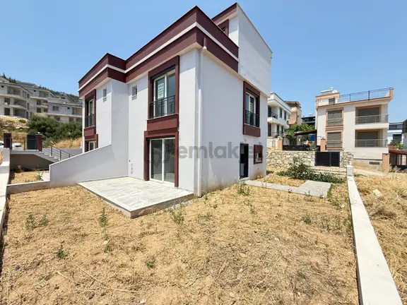Seferihisar Doğanbey'de Satılık Deniz Manzaralı Bahçeli 3+1 Sıfır Villa 1