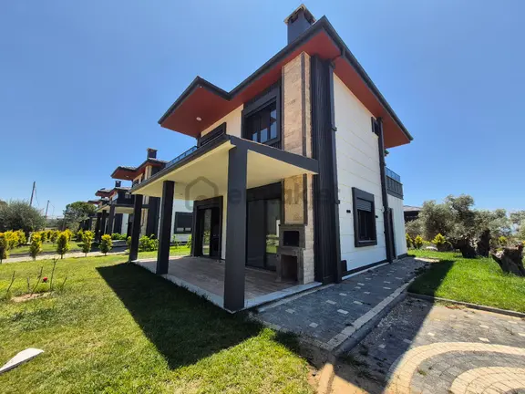 Arya'dan Güre 'de Tam Müstakil Bahçeli Villa 1