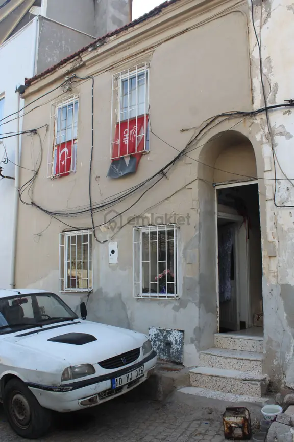 Ayvada'dan Ayvalık Merkez'de Avlulu 2 Katlı 2+1 Taş Rum Evi 2