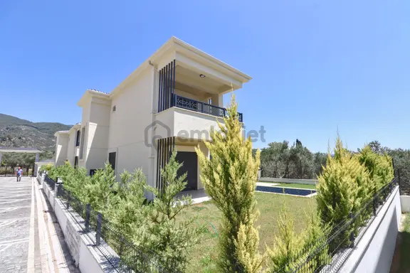 Güre'de Geniş Bahçe Alanı İçerisinde Satılık Özel Havuzlu Villa 2