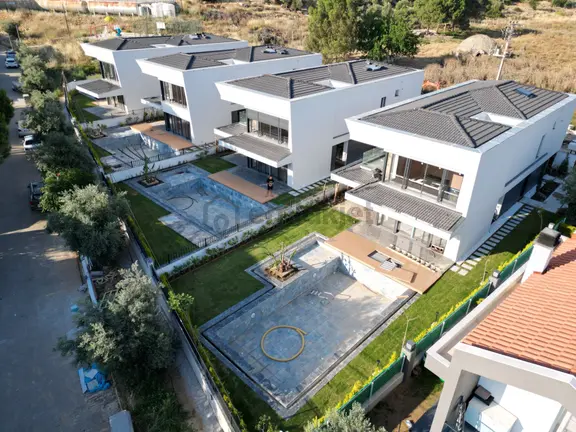 Butik Bir Sıte Icerisinde-özel Havuz-otopark-bahçe-merkezi-ultra Lüx-450 M2-tamamı Müstakil 1