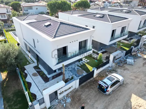 Butik Bir Sıte Icerisinde-özel Havuz-otopark-bahçe-merkezi-ultra Lüx-450 M2-tamamı Müstakil 2