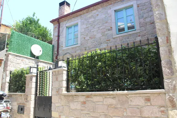 Ayvada'dan Ayvalık Merkez'de Avlulu 2 Katlı 2+1 Taş Rum Evi 1