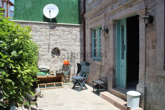 Ayvada'dan Ayvalık Merkez'de Avlulu 2 Katlı 2+1 Taş Rum Evi 2