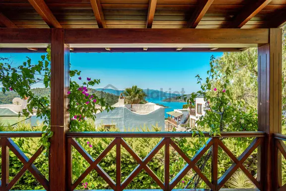 Bodrum Adabükü Doktorlar Sitesi'nde Deniz Manzaralı Birleştirilmiş Satılık Villa 1