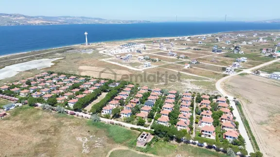 Çanakkale Lapseki Umurbey'de Boğaz Manzaralı, Denize Sıfır Site İçerisinde Müstakil Villa 1