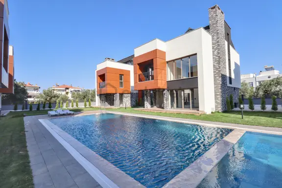 Altınoluk Sahil Tarafında Satılık Havuzlu Sitede 4+1 Müstakil Villa 2
