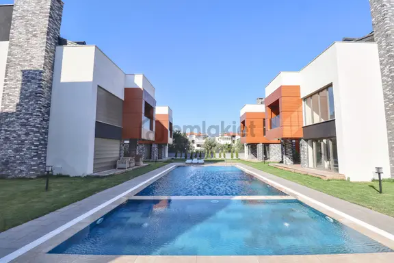 Altınoluk Sahil Tarafında Satılık Havuzlu Sitede 4+1 Müstakil Villa 1