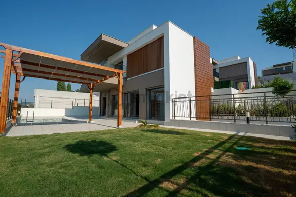 Guvenlık-özel Havuz-bahçe-otopark-merkezi-asansor-sauna-hamam--lüx-akıllı Ev -tamamı Müstakıl 2