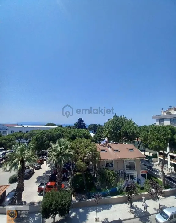 Dikili İsmetpaşa Mahallesi Merkez Ana Cadde Üzeri Kaymakamlık Karşısında Mutfak Ayrı 2+1 Satılık 1