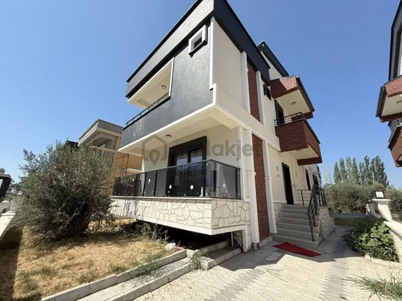 💥💥 Güç Gayrimenkul'den Zeytinli'de Doğa İle İç İçe Ebeveynli Ultra Lüx Satılık 3+1 Villa 1