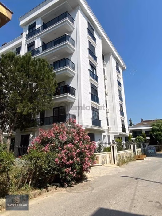 Cami Mahallesi Sahile Yürüme Mesafesinde Satılık 3+1 1