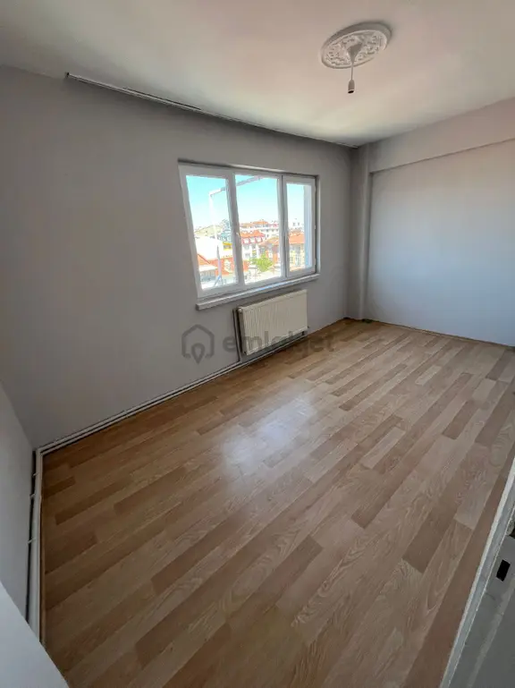 Işıklar Mahallesi Kırım Caddesi Üstü Kiralık Asansörlü Balkonlu Güney Cephe Daire 2