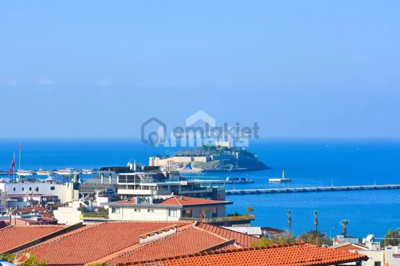 Kuşadası Merkez'de Zeminden Deniz Manzaralı Villa 1