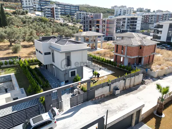Merkezı Konumda-özel Havuz/otopark-550 M2 Bahçe-yeni-ultra Lüx-akıllı Ev Tamamı Müstakil 2
