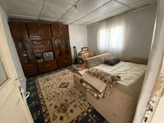 Acill Konak Ulubatlı Mah.de 120m2 Arsa İçerisinde Tek Katlı Çatılı Müstakil Ev 1