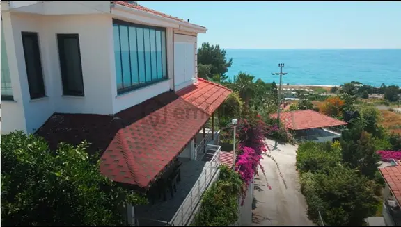 Alanya'da Keşefli Mah Deniz Manzaralı Uygun Fiyatl Eşyalı Villa 1