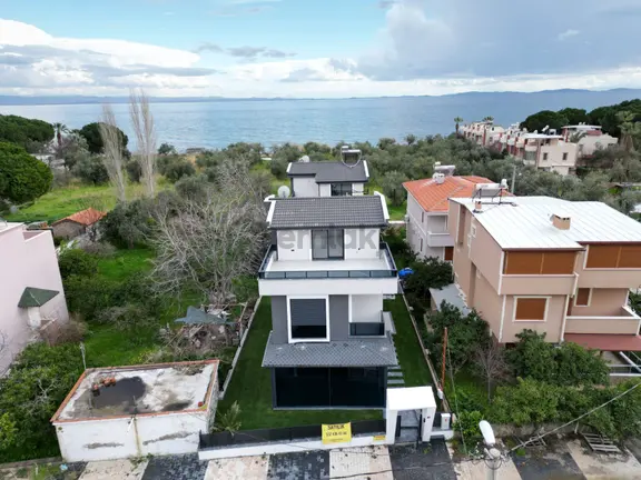 Poyraz Gayrimenkul'den Altınoluk'ta Satılık Sıfır Deniz'e Çok Yakın Villa 1