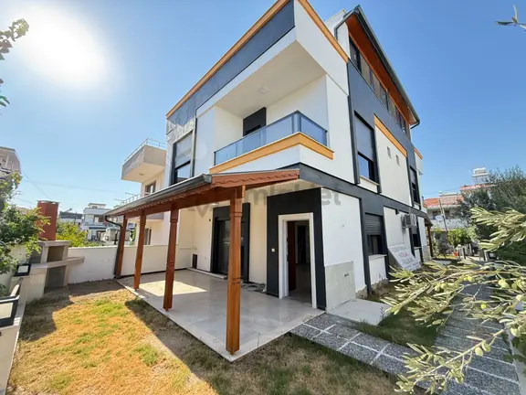 Seferihisar Doğanbey'de Denize Yakın Satılık Sıfır Bahçeli 3+1 Villa 1