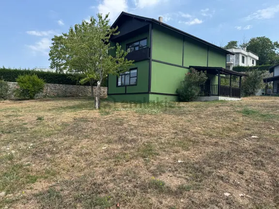 Sapanca’da Site İçinde Satılık Göl Manzaralı Bahçeli Müstakil Villa.. 1