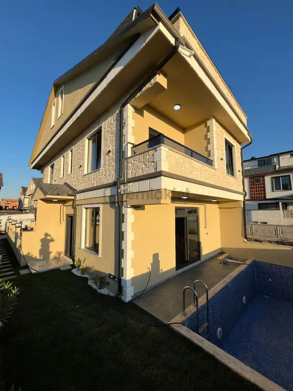Müstakil Bahçeli Havuzlu Manzaralı 4+1 Villa 2