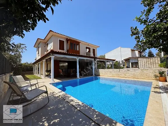 Kalyon'dan Alaçatı Çamlık Yol'a 50 Adım Masrafsız Havuzlu Villa 1