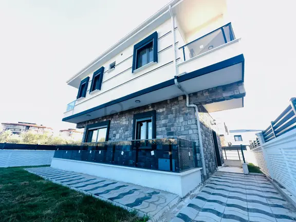 Edremit Kadıköy De 3+1müstakil Havuzlu Satılık Villa 1