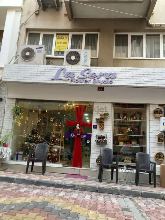 Nazilli Kuaförler Sokağında Satılık 140m² 3 Katlı Dükkan 1